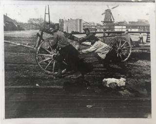 Werkers met zandkar