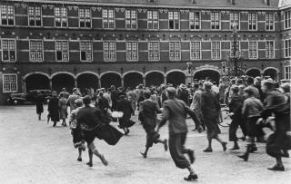 Colijn verlaat het Binnenhof / 2