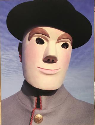 Zelfportret met masker en zwarte hoed